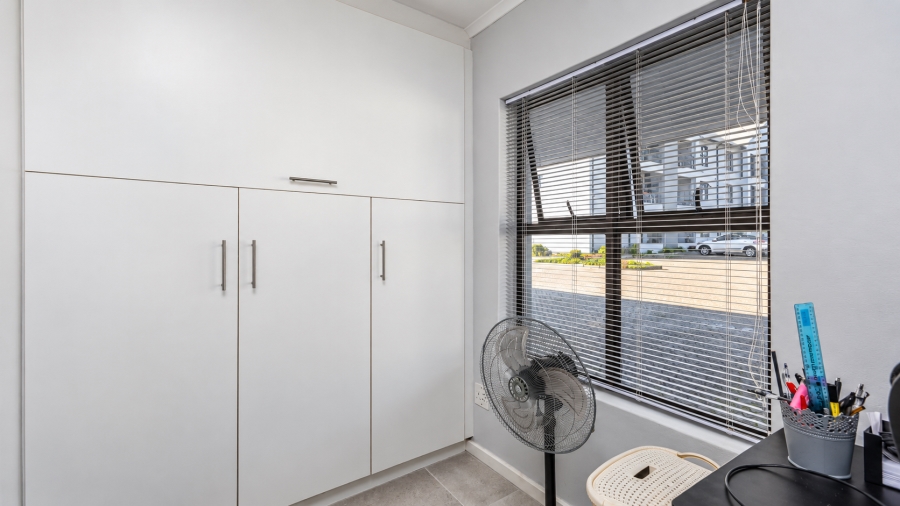 To Let 2 Bedroom Property for Rent in Loucharmante Western Cape